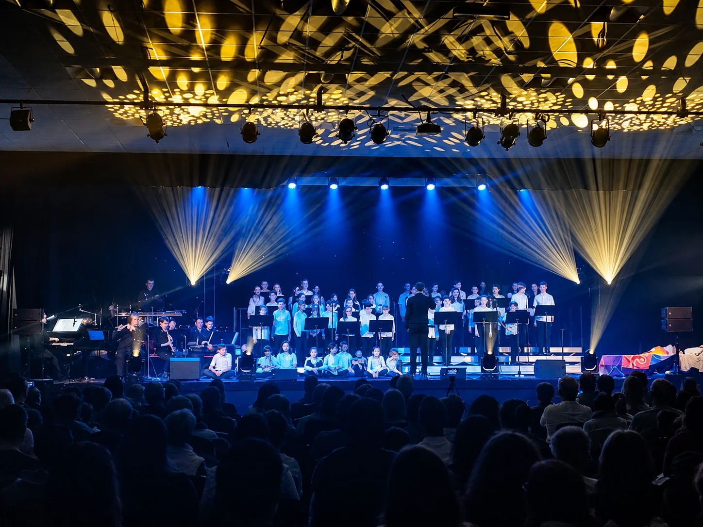 Concert avec chœur et éclairage scénique — prestation Upsilive à Lille