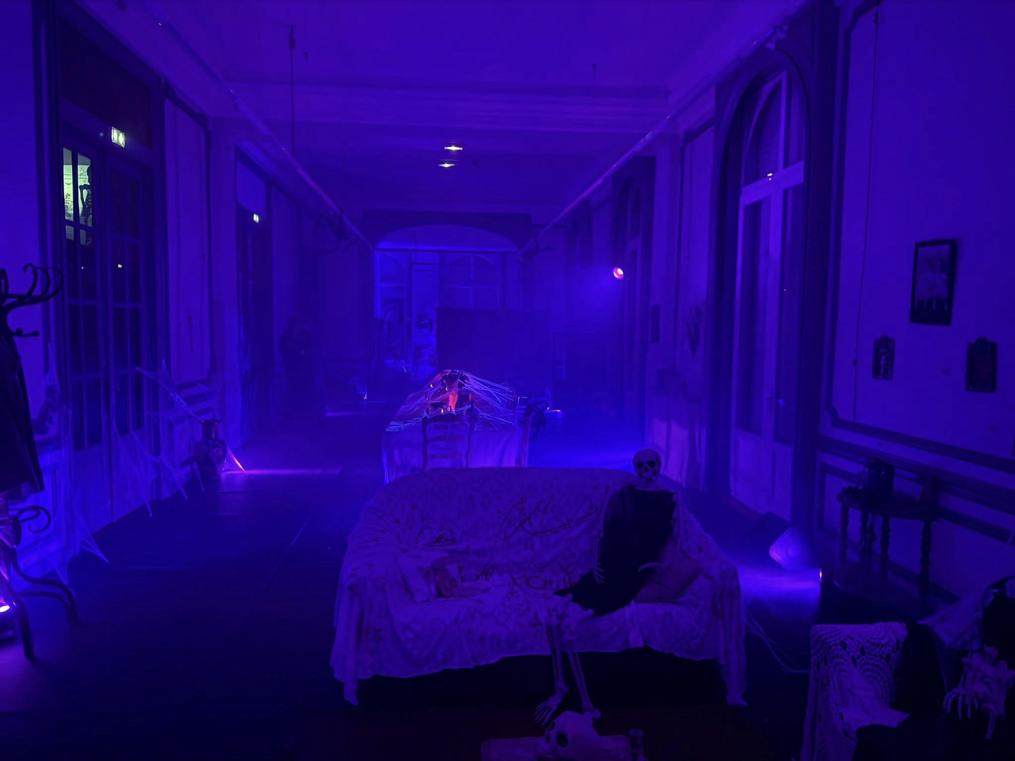 Mise en lumière immersive d'un couloir — soirée Halloween au Château Dalle