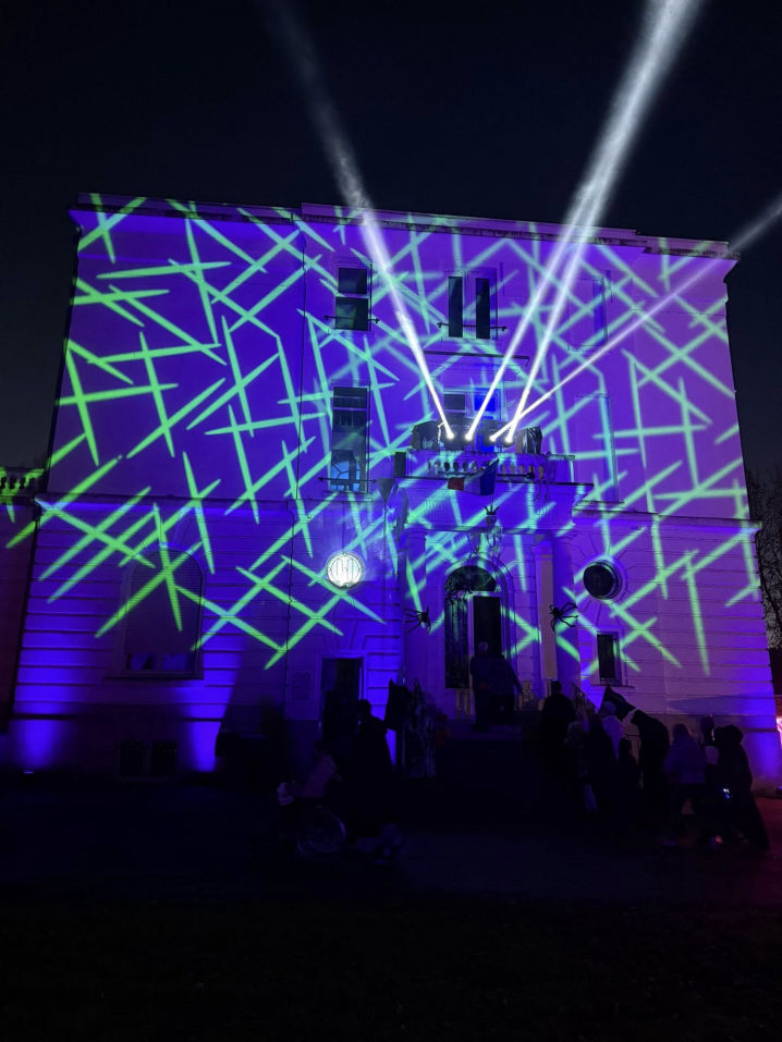 Projection lumineuse en façade du Château Dalle — soirée Halloween, Wervicq-Sud